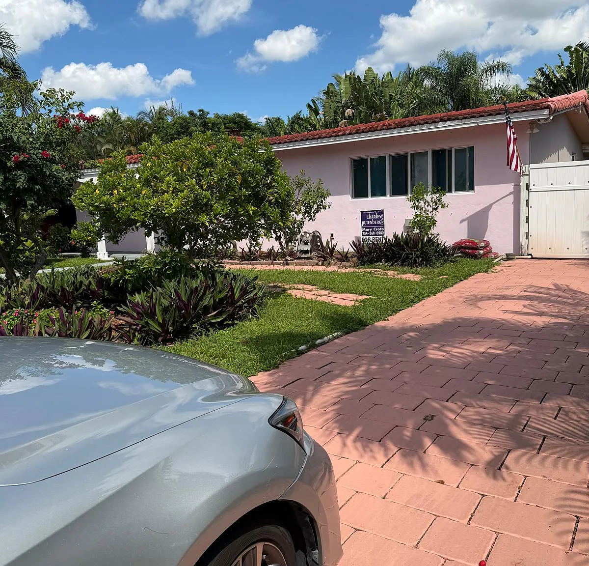 3 bed, 2.0 bath, 1810 sqft, $4,300 — Photo 1