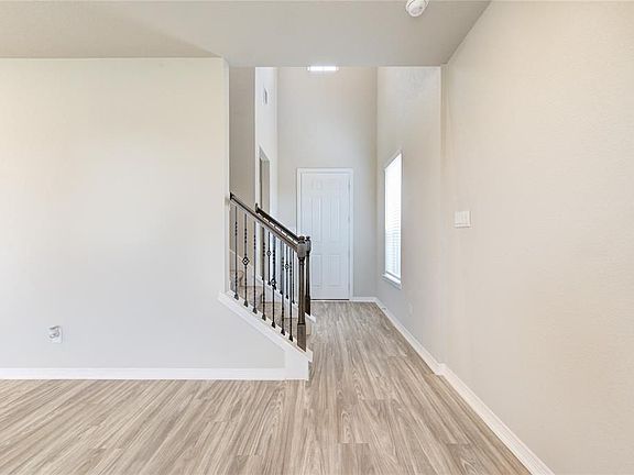5th image of 812 Laguna Green Ln