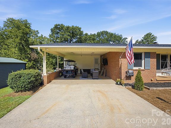 3rd image of 1002 Brookhaven Dr