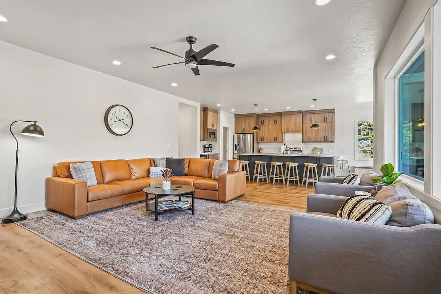 5 bed, 3.0 bath, 925 sqft, $11,859 — Photo 4
