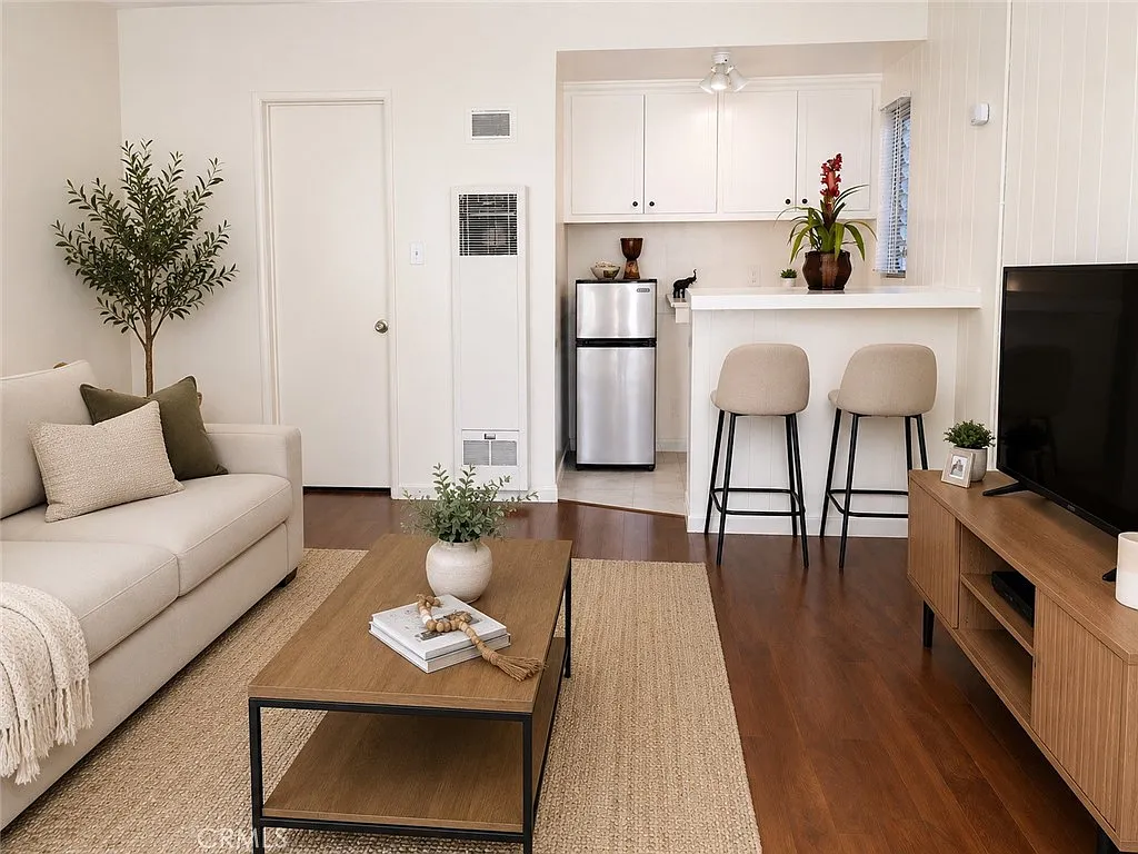 Studio, 700 sqft, $1,850 — Photo 1
