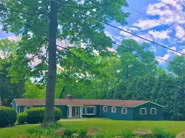 115 Overlook Dr, Slippery Rock, PA 16057