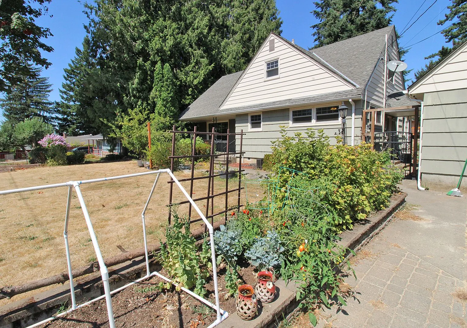 Remodeled 4 Bed/2 Bath Custom Home on Oversized Lot SE Portland — Photo 2