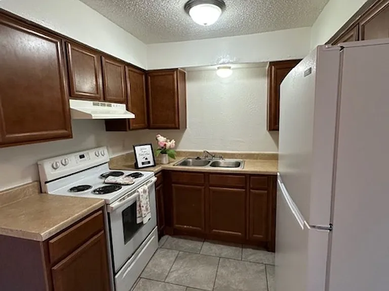 Las Brisas Apartments — Photo 22
