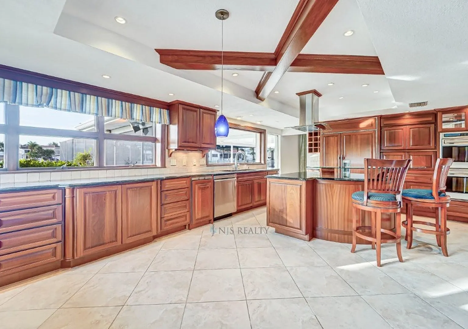 Experience exceptional waterfront living in this stunning 5-bed, 3-full-bath, 2-half-bath home bo... — Photo 2