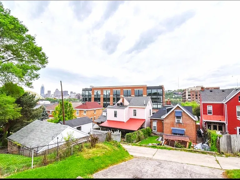 131 Ross Ave — Photo 2