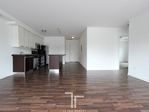 3rd image of 1544 W Glenlake Ave