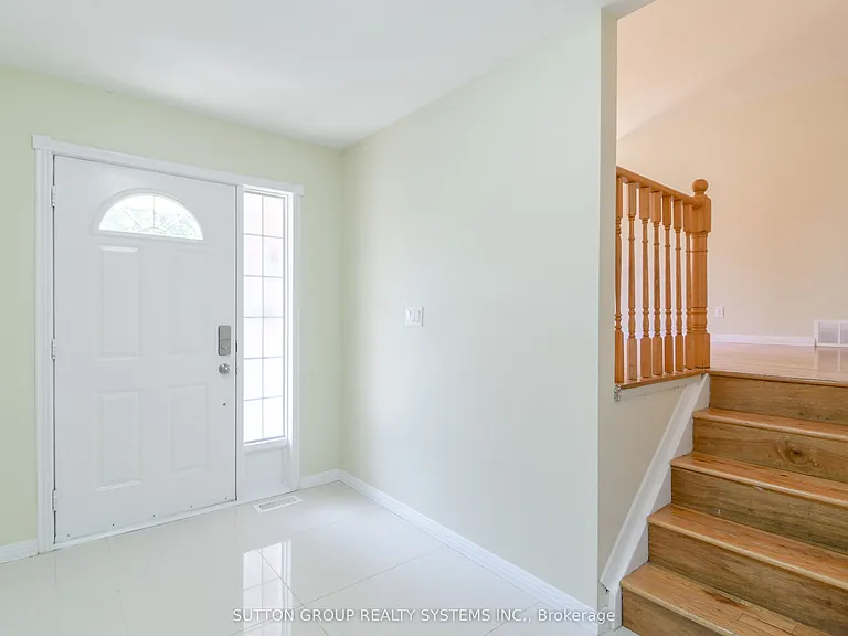 19 Lorraine Dr — Photo 3