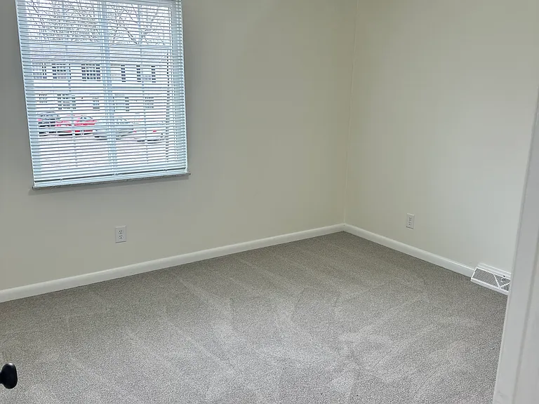 435 Hartford Sq — Photo 26