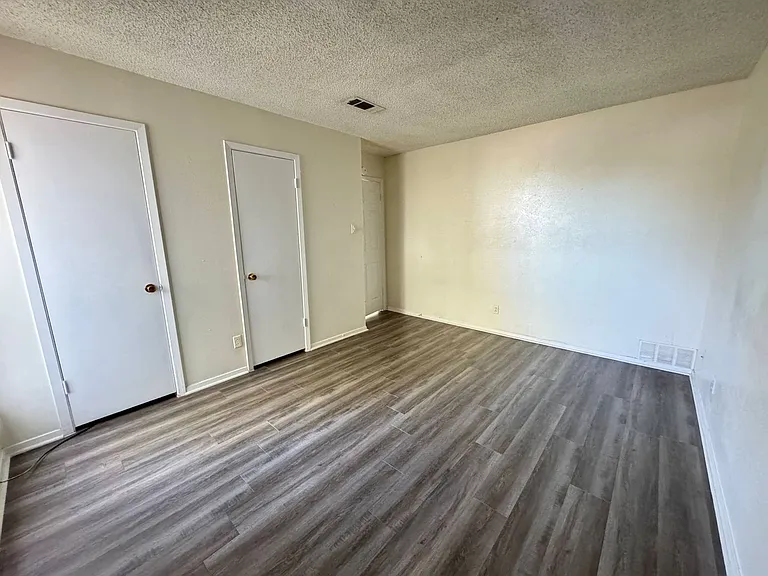 1301 Willow Springs — Photo 10