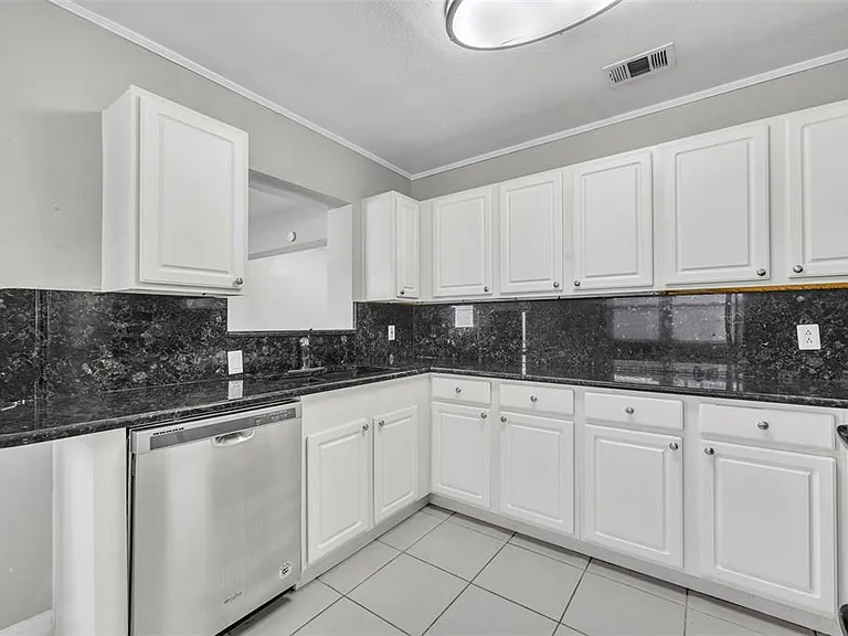1811 Park Lake St — Photo 12
