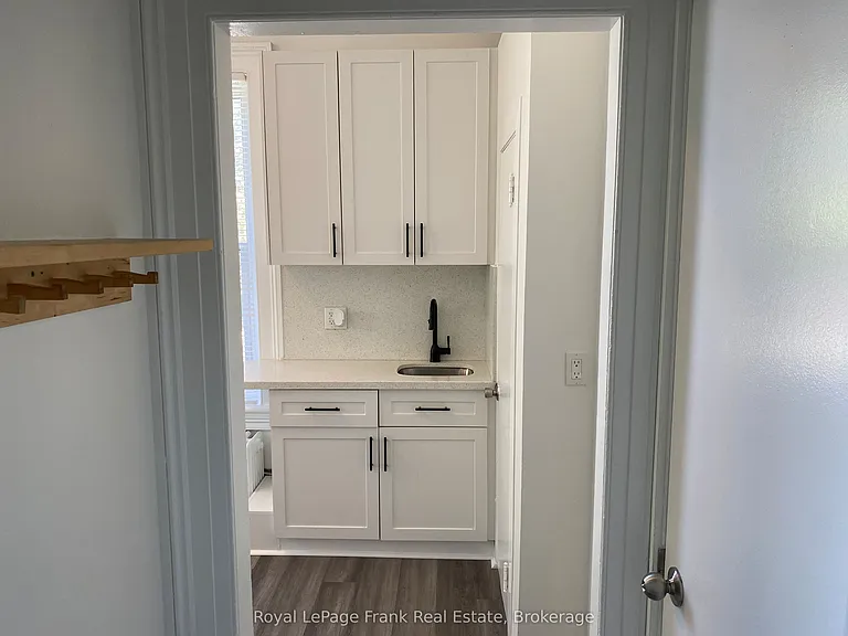859 Dundas St W #9 — Photo 3