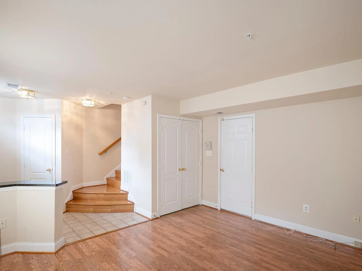 3 bed, 2.5 bath, 1400 sqft, $3,200 — Photo 3