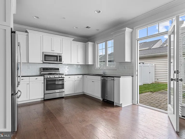 619 W Mulberry St — Photo 12