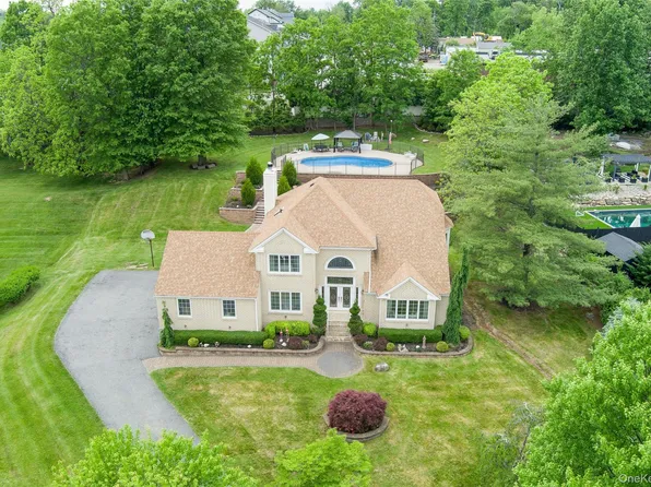 8 Stark Court, New City, NY 10956