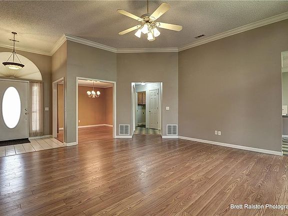 4th image of 2711 W Wood St