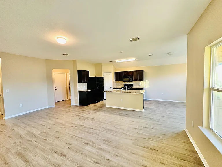 704 Silver Wing Dr — Photo 6