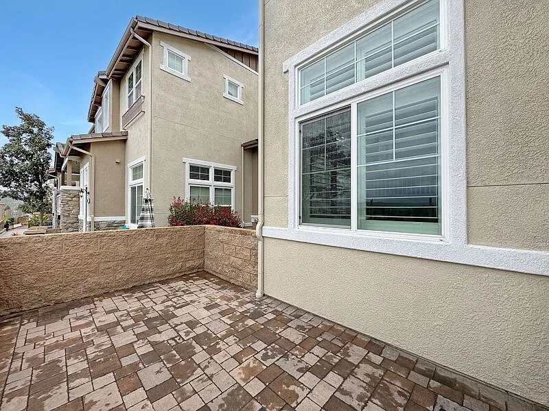 3 bed, 2.5 bath, 1585 sqft, $3,900 — Photo 2