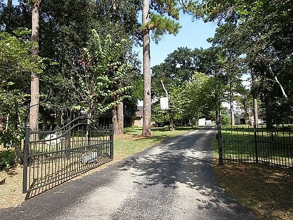 Gated entry to the driveway, automatic gate!