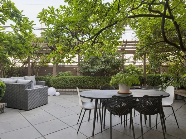 2211 W 2nd Ave #104, Vancouver, BC V6K 1H8