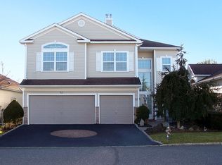160 Hamlet Dr, Mount Sinai, NY 11766