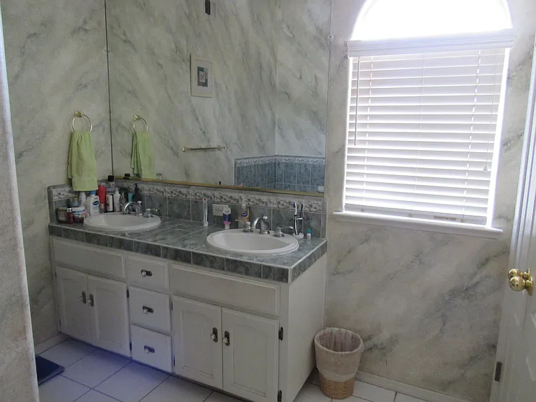 1940 Lawrence Ave — Photo 12