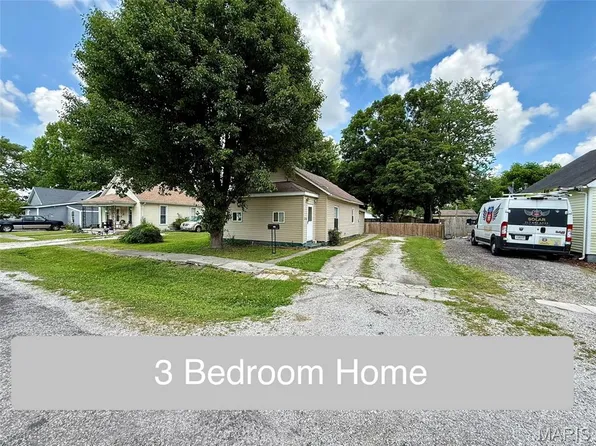 324 N Harrison St, Girard, IL 62640
