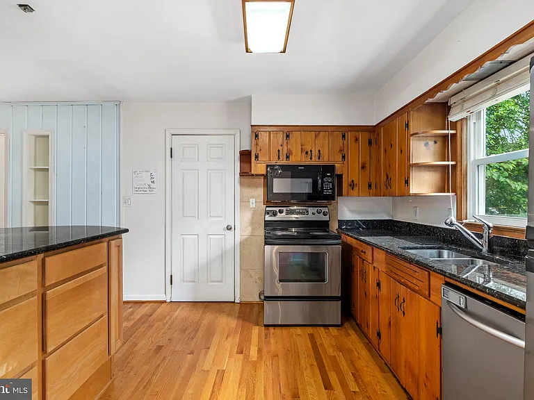 1312 Stafford Ave — Photo 18