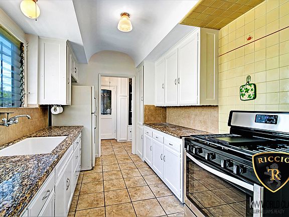 3rd image of 3122 W 78th Pl