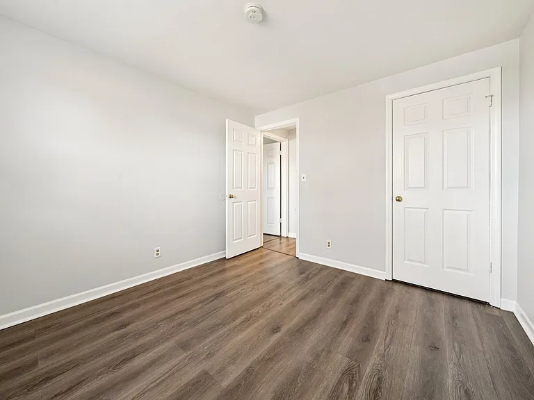 Manhattan Square Apartments — Photo 18