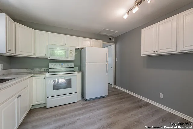 423 E Dewey Pl #HOUSE — Photo 16