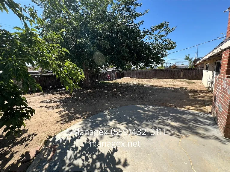 4256 N Millbrook Ave — Photo 18