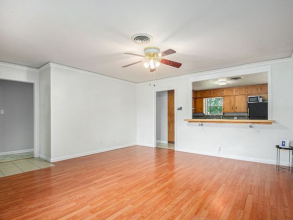 3rd image of 5924 Walraven Cir