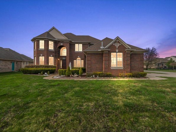16299 Shaftesbury Ln, Macomb, MI 48044