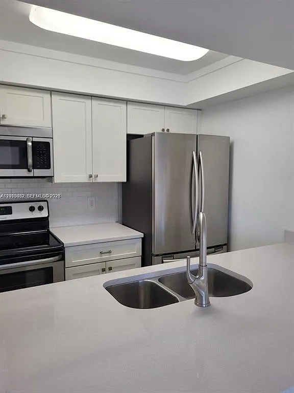 2 bed, 933 sqft, $2,000 — Photo 2