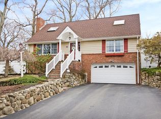 39 Ridgefield Rd, Centerport, NY 11721