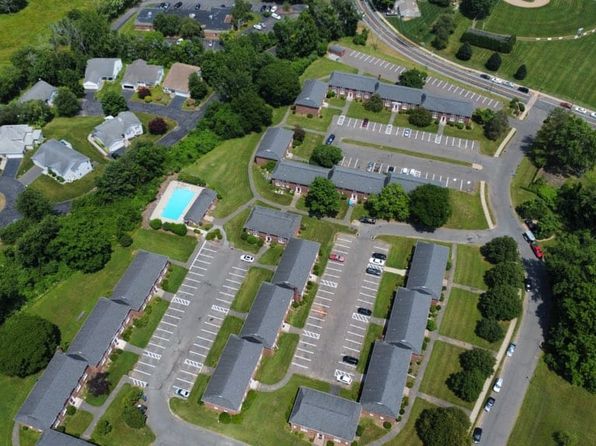 Williamsburg Apartments, 250 Bloomfield Ave, Windsor, CT 06095