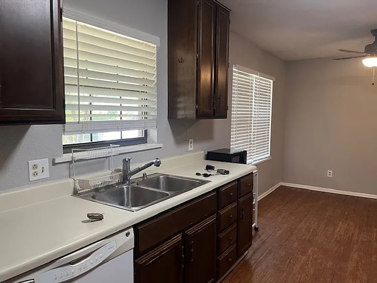1306 Carnation Ln — Photo 7