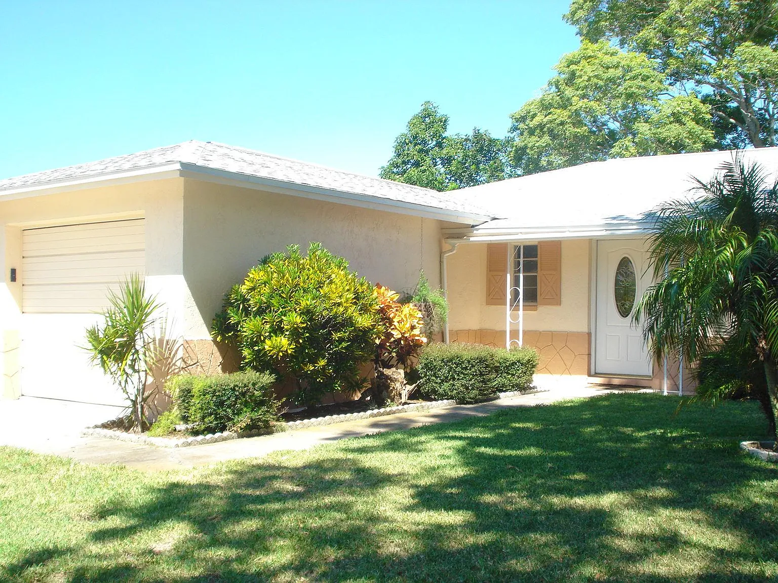 3 bed, 1300 sqft, $2,400 — Photo 2