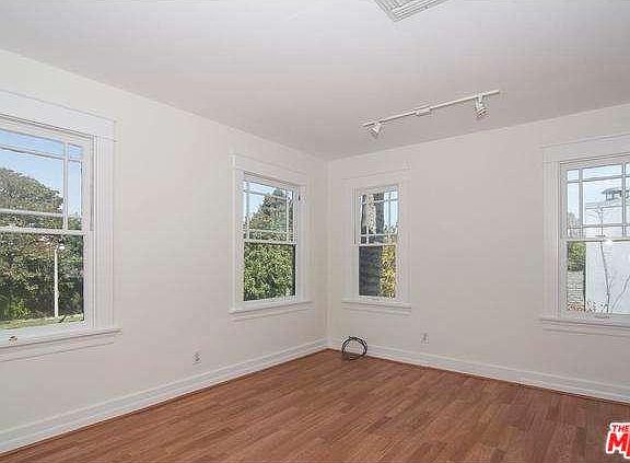 3rd image of 426 Lincoln Blvd