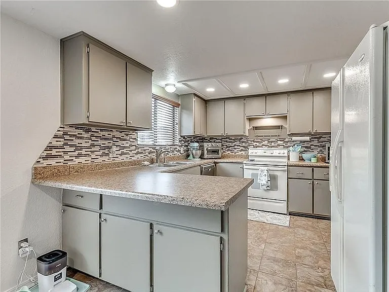 2104 Whiteoak Cir — Photo 16