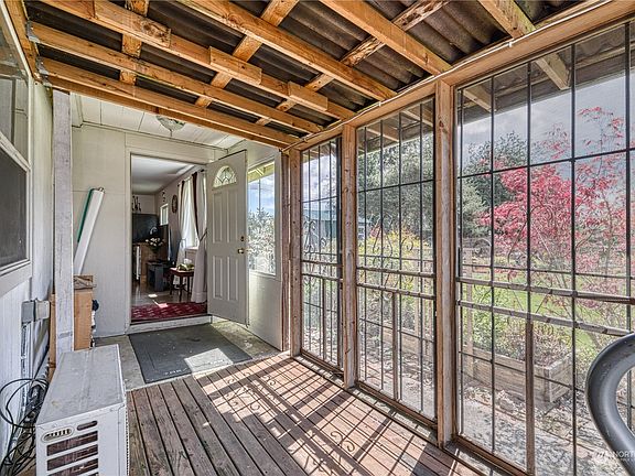 4th image of 1520 Warren Avenue