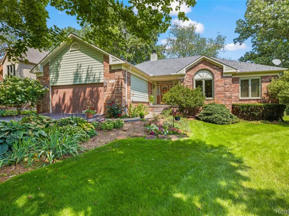 2050 Shire Ct, Commerce Township, MI 48382