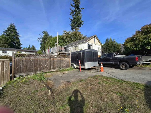 15619 Victoria Ave, White Rock, BC V4B 1H9