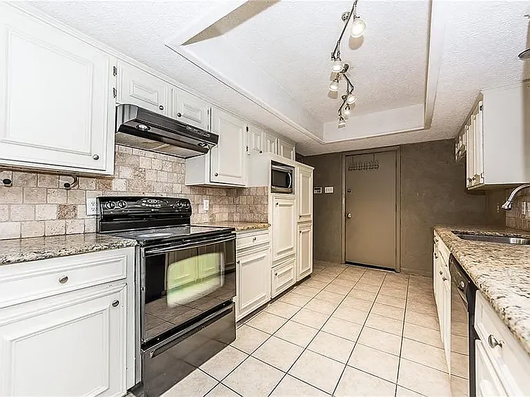 3 bed, 2136 sqft, $2,600 — Photo 2