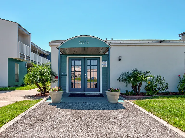 Bay Bluff Apartments — Photo 15