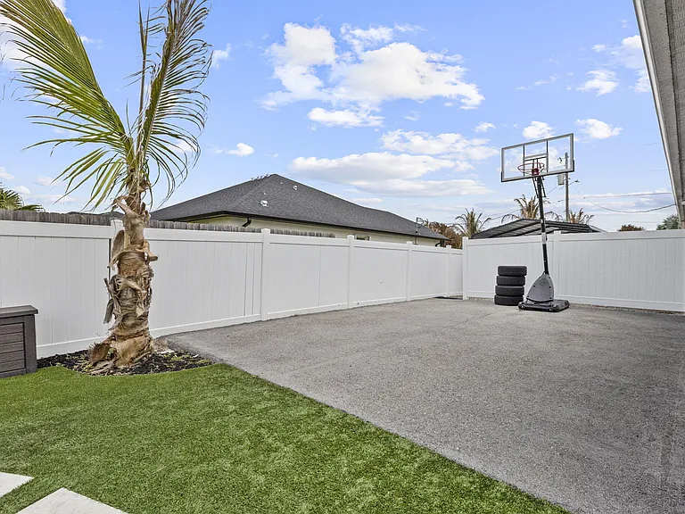 681 SW Millard Dr — Photo 52