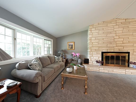 4th image of 541 N Everett Dr