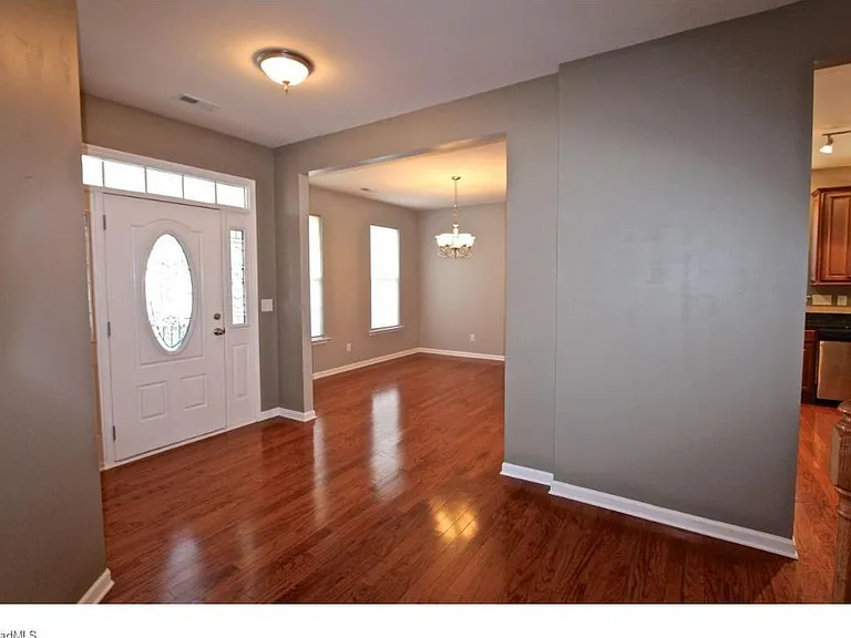 185 Parkview Ln — Photo 2