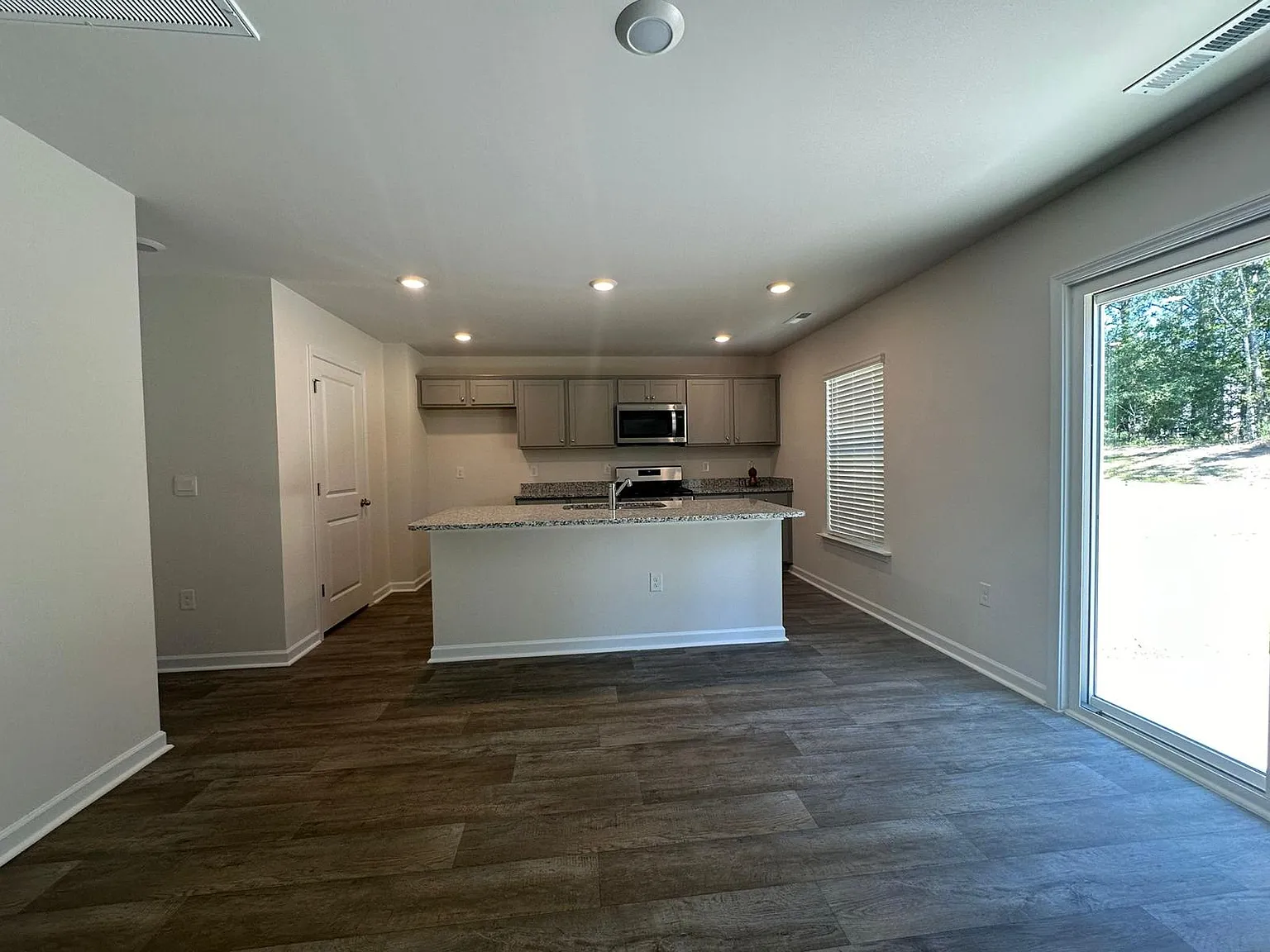 4 bed, 1991 sqft, $2,095 — Photo 2